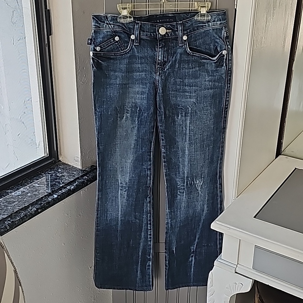 Rock and Republic slifhtly distressed jeans size 26